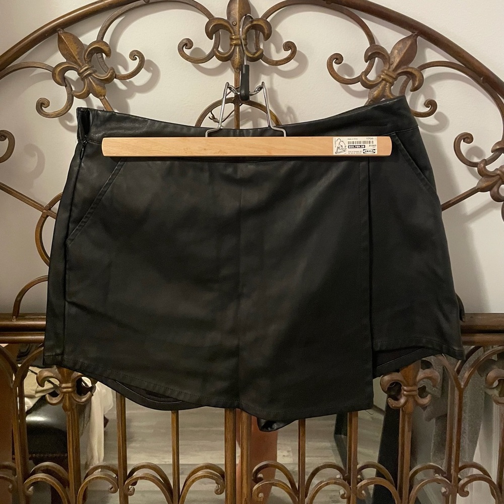 Pleather skort w/ pockets, side zipper H&M, size 4
